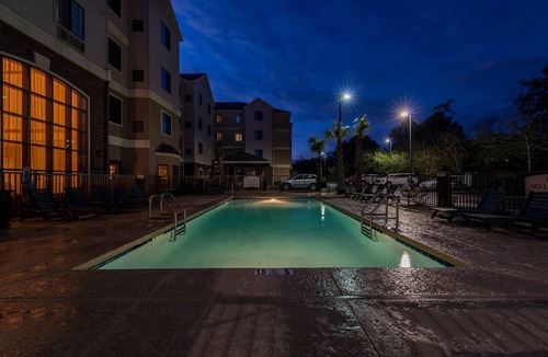Oak Condo | Kitchen + Outdoor Pool | Minutes from Beaches