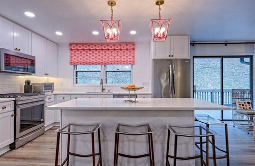 Tiger House | Lake Burton lakefront retreat with 4BR, hot tub, boat slip, and fire pit.