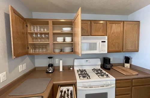 Greenehaven Condo | Lake Powell Lone Rock View Home, Twin King Master Stes, Close to Beach, Marinas,
