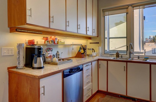 Eastlake Condo | Lake Union Sunset Views Seattle Home Firepit Deck - Minutes to Lumen Field