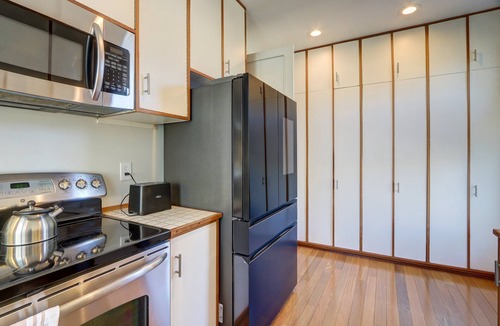 Eastlake Condo | Lake Union Sunset Views Seattle Home Firepit Deck - Minutes to Lumen Field