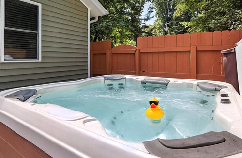 Quinton House | Lakefront 4-bedroom house in enchanting Quinton with WiFi, AC