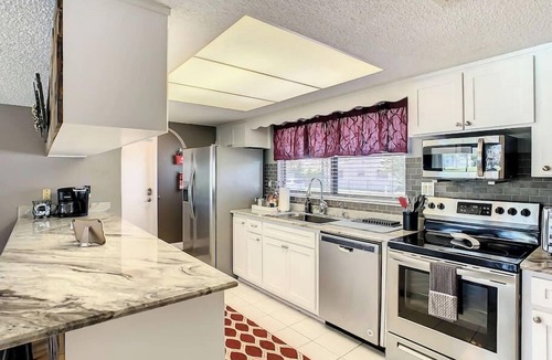Regency Park House | LAKEFRONT HOUSE W/HEATED POOL