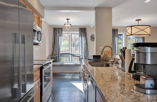 West Hartford Condo | Lakeland Village Condo with Golf Course Views
