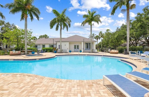 Fruitville Apartment | Landing | Amazing 2BD, Gym, Clubhouse