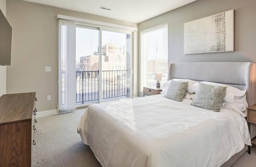 People's Freeway Apartment | Landing | Beautiful 1BD, Game Room, Courtyard