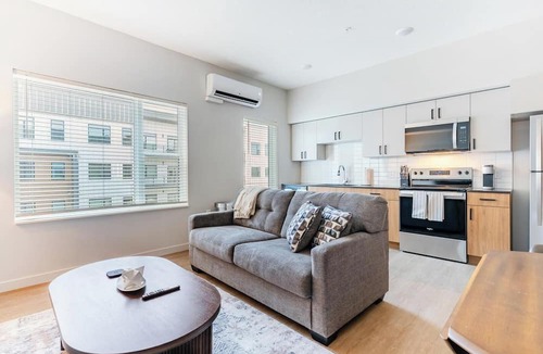 People's Freeway Apartment | Landing | Chic 1BD, Yoga Studio, Courtyard