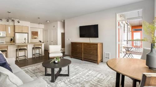 Smokey Point Apartment | Landing Modern 1BD Clubhouse Gym