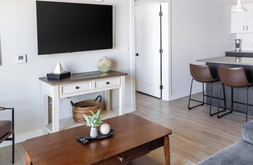 People's Freeway Apartment | Landing | Modern 2BD, Gym, Courtyard