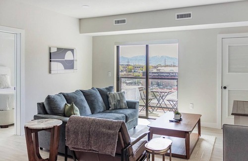 People's Freeway Apartment | Landing | Spectacular 1BD, Pool, Clubhouse