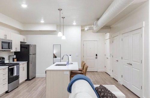 Sugar House Apartment | Landing | Stunning Studio, Gym, Rooftop Lounge