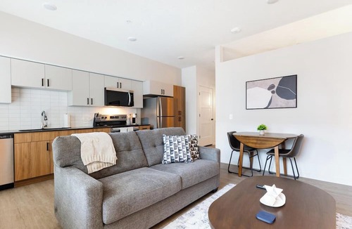 People's Freeway Apartment | Landing | Stunning 1BD, Gym, Courtyard