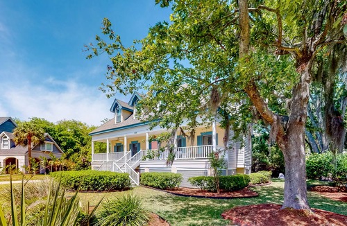 King City House | Large 2-level home steps from the pier w/covered porch, WiFi, AC