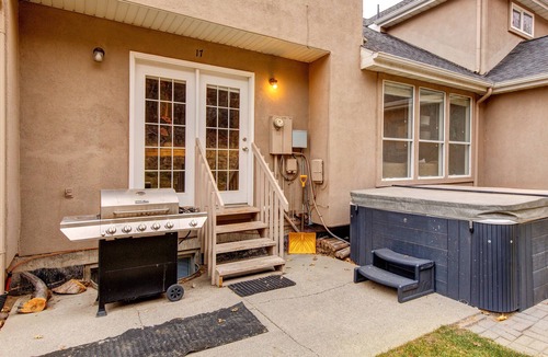 Cottonwood Heights Condo | Large condo w/gas fireplace, private hot tub, gourmet kitchen, foosball
