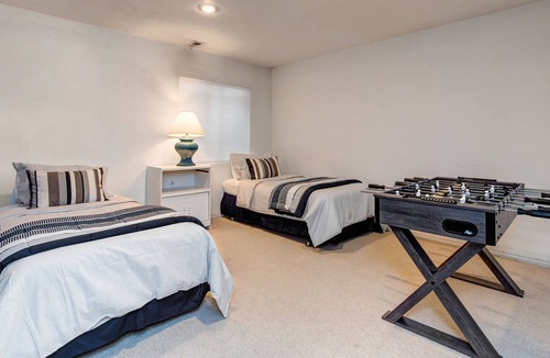 Cottonwood Heights Condo | Large condo w/gas fireplace, private hot tub, gourmet kitchen, foosball