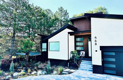 Murray Villa | Large Hot Tub, 3 King Beds, 2 Master Bedrooms, MassageChair, 4.5 bath