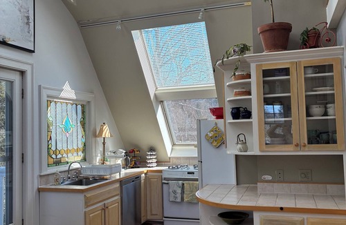 Greenfield Apartment | Light-filled treetop apartment close to downtown Greenfield and Highland Park