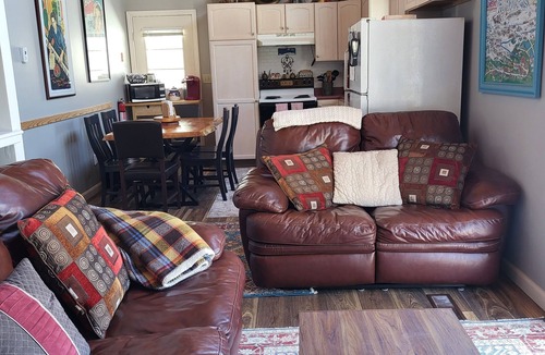 Belmont House | LOCATION, LOCATION! 5 min to mtn, Dog friendly. 5 star reviews. March open!