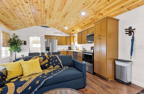 Williamstown Cabin | Lodge 112 at Eden Reserve—Safari Cabin Near Ark