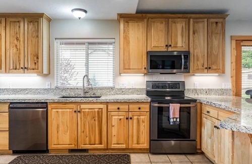 Heber House | Lodge Sleeps 16 · Hot Tub · Mtn Views