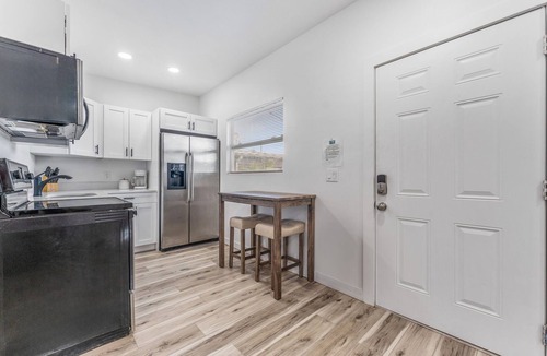 Pinecrest West Park Apartment | Lounge Getaway – Minutes from Buccaneers Stadium, Airport & Entertainment