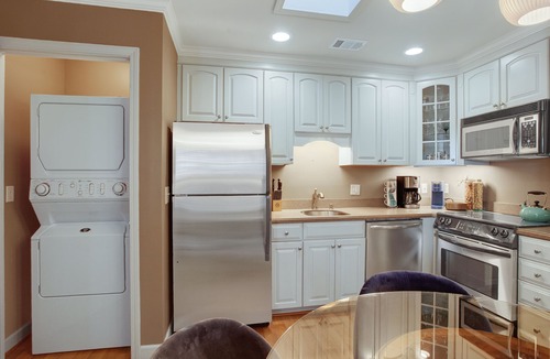 Historic District - North House | Lovely Carriage House In the Middle of Downtown!