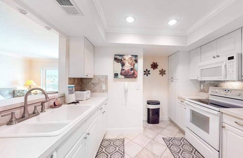 Siesta Key Condo | Lovely Siesta Key condo with patio, pool & bay view - near beach