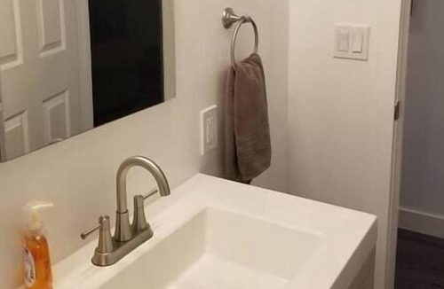 Layton House | LRG Pet Friendly Queen Bed W/Private TV & Waffles