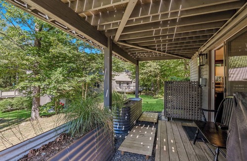 West Hartford Condo | Luxe Condo with Cathedral Ceilings & Pond, Snow Village