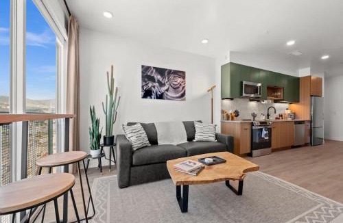 People's Freeway Apartment | Luxe Downtown Stay - Pool Sauna Parking & Views