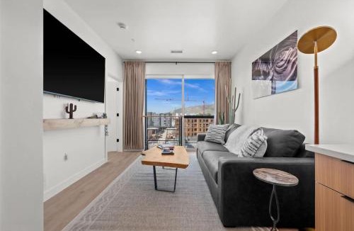 People's Freeway Apartment | Luxe Downtown Stay - Pool Sauna Parking & Views