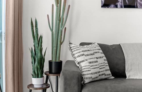 People's Freeway Apartment | Luxe Downtown Stay - Pool Sauna Parking & Views