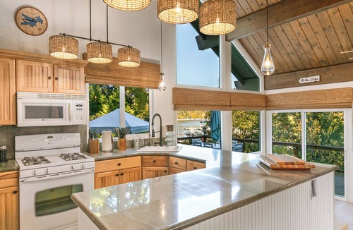 Lake Arrowhead House | Luxe Lakefront Escape Sleeps 12+ on Calm but Active Waters of N Bay!