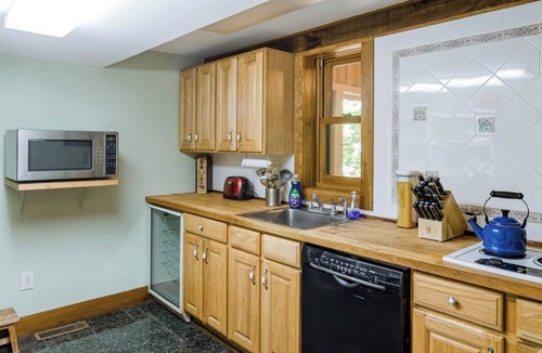 Quechee Cabin | Luxe Quechee home on quiet road - chef's kitchen, two-car garage, screened porch