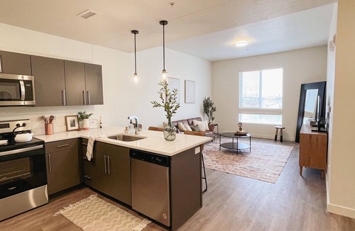 Draper Apartment | Luxurious 1 BR/1 BA w/Many Amenities, Pool, Gym, Pickleball, Hot Tub & Arcade!