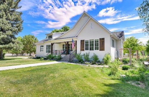 Huntsville House | Luxurious Lake-View Retreat in Historic Old Huntsville Spa Sauna Hot Tub Heated Driveway