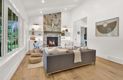 Huntsville House | Luxurious Lake-View Retreat in Historic Old Huntsville Spa Sauna Hot Tub Heated Driveway