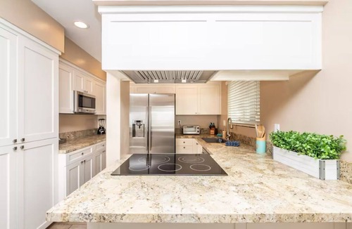 South Mission Beach House | Luxurious & Spacious Beach house with AC & private sunlit patio, steps to sand!