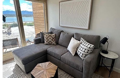 Levan Cabin | Luxurious Tiny House with King Bed for a Romantic Escape on Yuba Lake in Utah