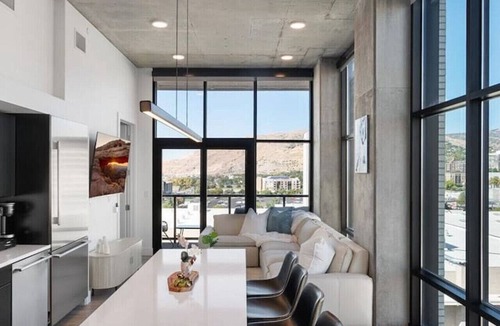 Rio Grande Apartment | Luxury 2BR 2BA Penthouse-Pool, Gym, Pkg, Views!