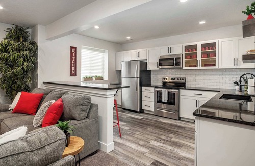 Saratoga Springs House | Luxury 2BR Basement Retreat Utah Lake Views