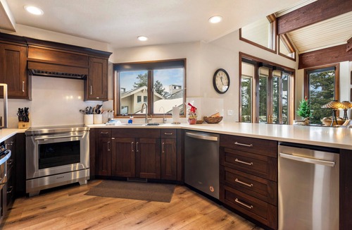 Deer Valley House | Luxury 3 BR Deer Valley Townhome - 5 Min Walk to Slopes, Family & Pet Friendly