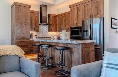 Moab House | Luxury Casita R3 - 2 Master Suites and 2.5 Bathrooms