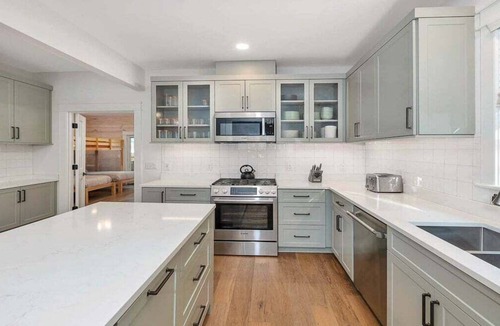 King City House | Luxury East Beach Cottage Steps to Beach Access | Twin Oaks St. Simons Island