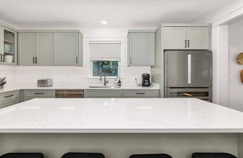 King City House | Luxury East Beach Cottage Steps to Beach Access | Twin Oaks St. Simons Island