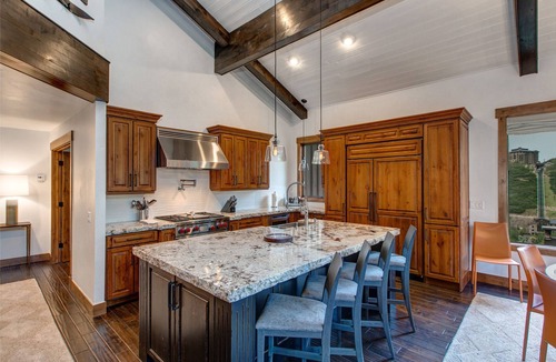 Deer Valley House | Luxury Home with Gourmet Kitchen, Hot Tub & Mountain Design! Deer Valley Maconnerie 5