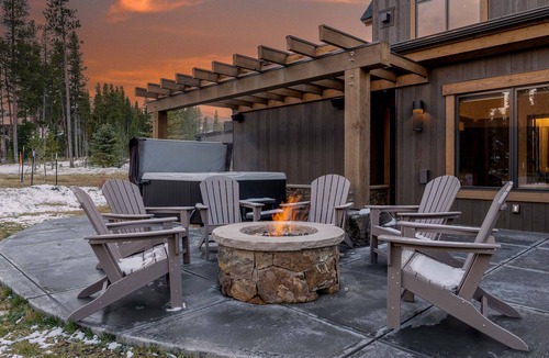 Peak 8 House | Luxury Home with Mountain Views + Hot Tub + Walk to Gondola - Chalet Halara
