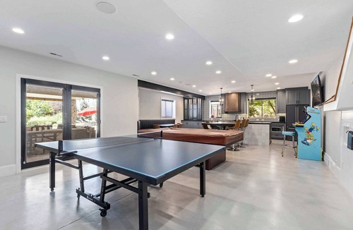 Draper House | Luxury Mansion *Sleeps 20 *Pool *SportCrt *Theater