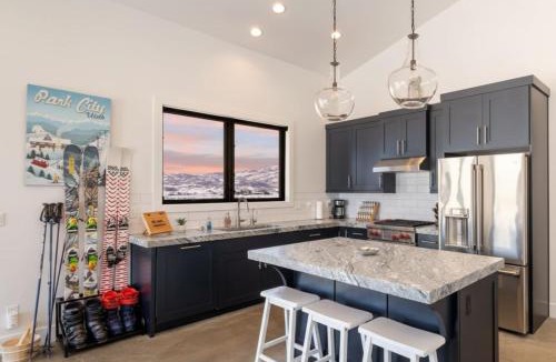 North Snyderville Basin House | Luxury Park City Cabin with Private Sauna and Mountain Views