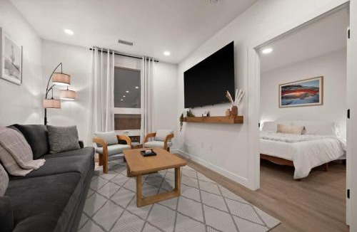People's Freeway Apartment | Luxury Retreat - Pool Sauna Parking